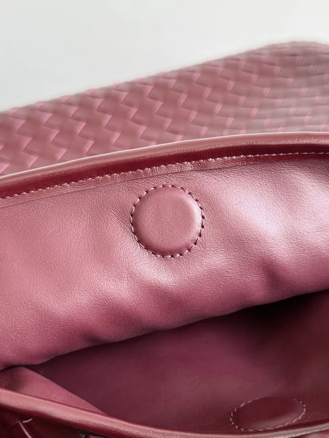 Batch 2160 Recently, I seem to be obsessed with this bag from BV~ The new Hop is really not too beautiful. The whole bag has no seams. The bag body and handles are made of one piece of leather. It embodies the style and essence of Bottega Veneta. It truly represents craftsmanship and creativity. The large size has a very loose and lazy upper body. Big bag lovers will definitely not regret buying it. Style number: 763970 Size: 53*24*13